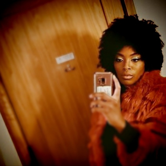 Meet your Posher, Janelle - Picture 3 of 3